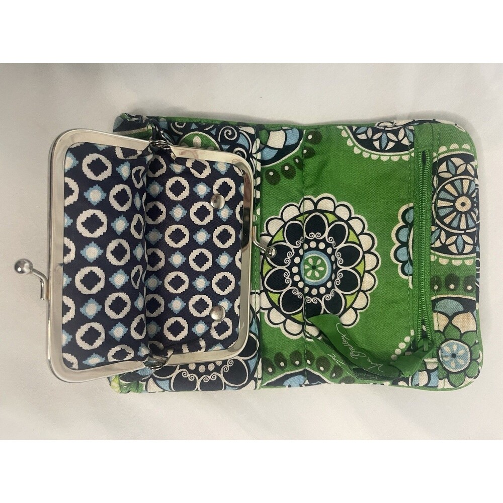 Vera Bradley Cupcake Green Retired Bilfold Wallet Magnet Close ID Card Pocket - Picture 3 of 6